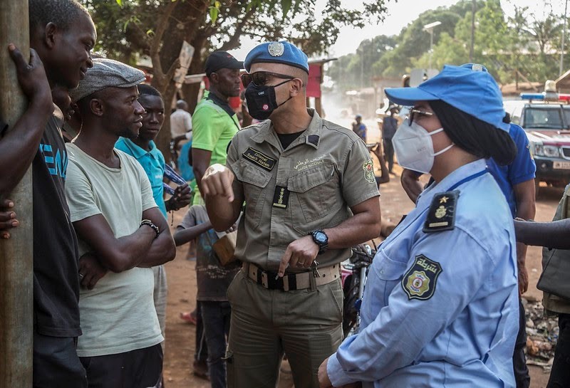 在中非共和国班吉的一次安全巡逻中，两名联合国警察维和人员与当地青年讨论安全与保障问题。图片/中非稳定团