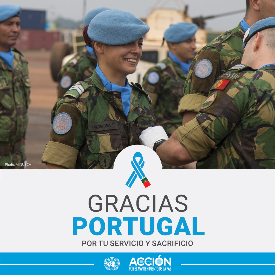 Tarjeta de una casco azul de Portugal con otros compañeros y el texto: Gracias, Portugal, por tu servicio y sacrificio.