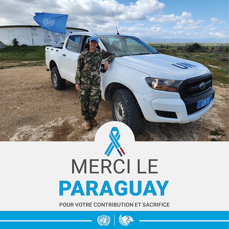 Une Casque bleu pose devant son véhicule de service. Sous la photo est écrit "Merci le Paraguay pour votre contribution et sacrifice".