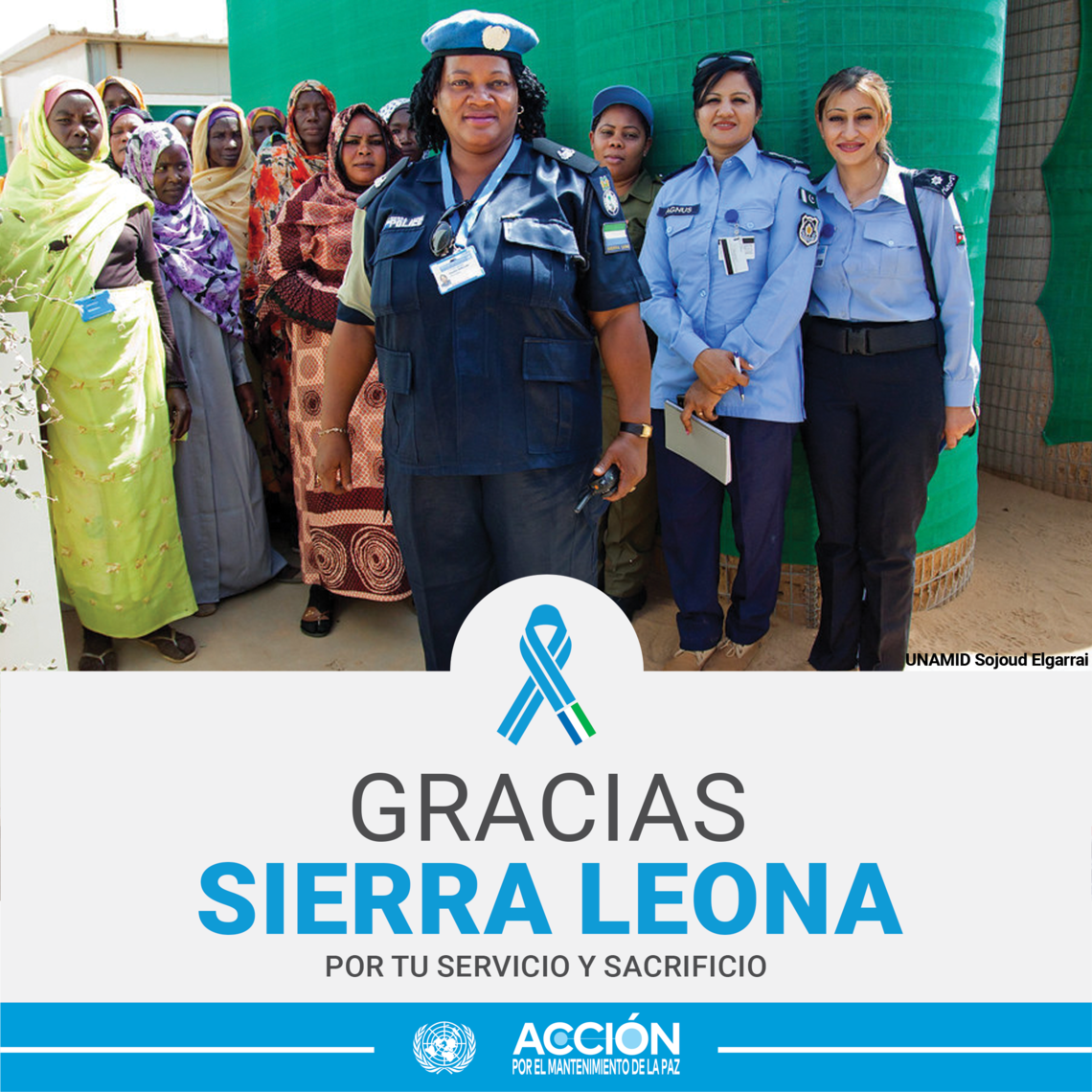 Tarjeta "Gracias, Sierra Leona, por tu servicio y sacrificio" con una casco azul en primer plano; detrás, otras cascos azules y mujeres civiles. 