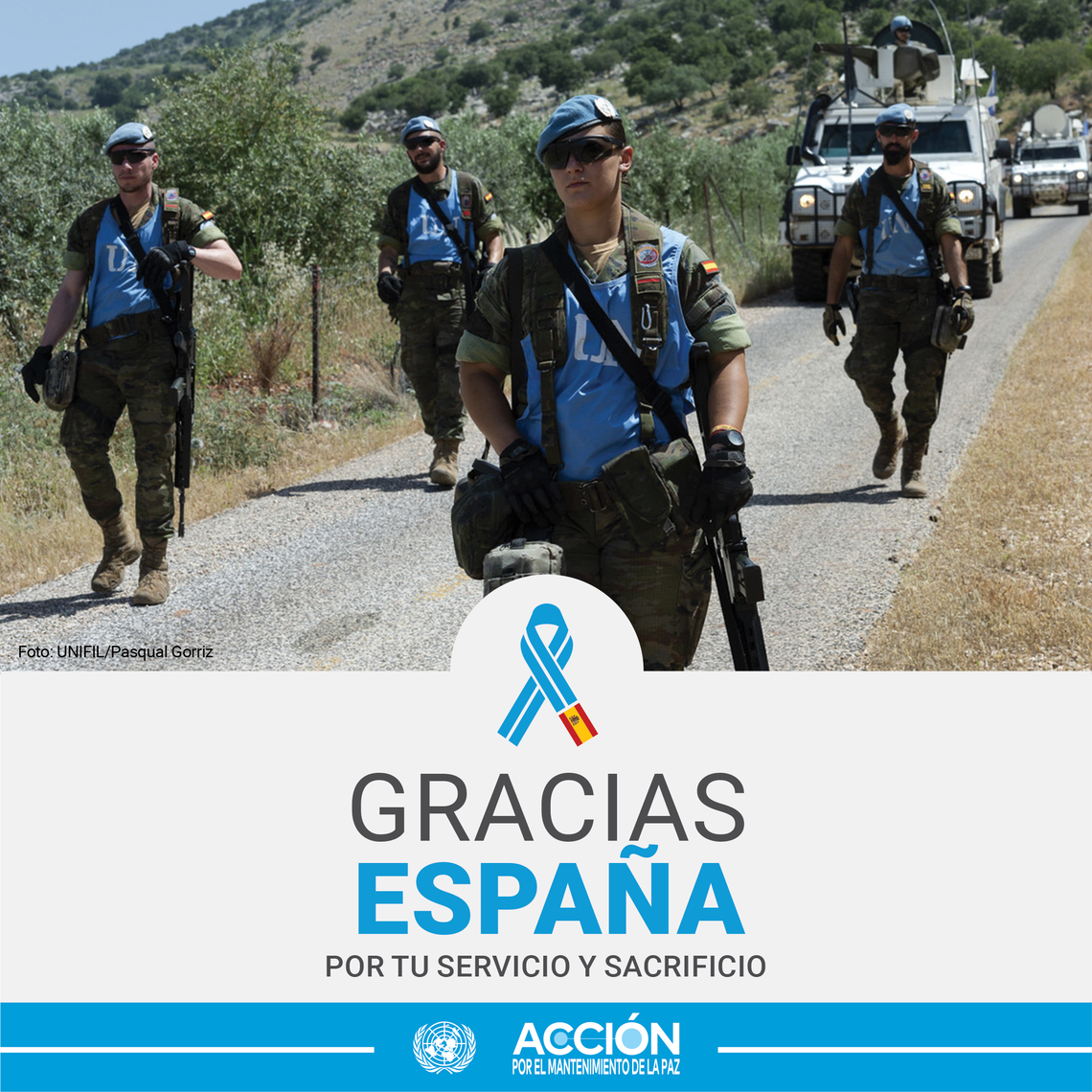 Tarjeta con una casco azul (en primer plano)  y algunos compañeros de España y el texto: Gracias, España, por tu servicio y sacrificio.
