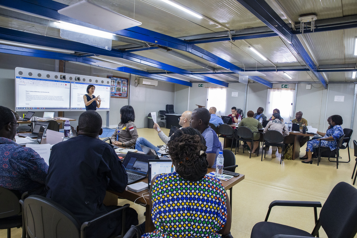 Naomi Miyashita, Team Leader for the Information Integrity Unit, works with peacekeepers in the Central African Republic to develop an action plan to counter MDMH. The Mission is facing growing threats to their security as a result of disinformation campa