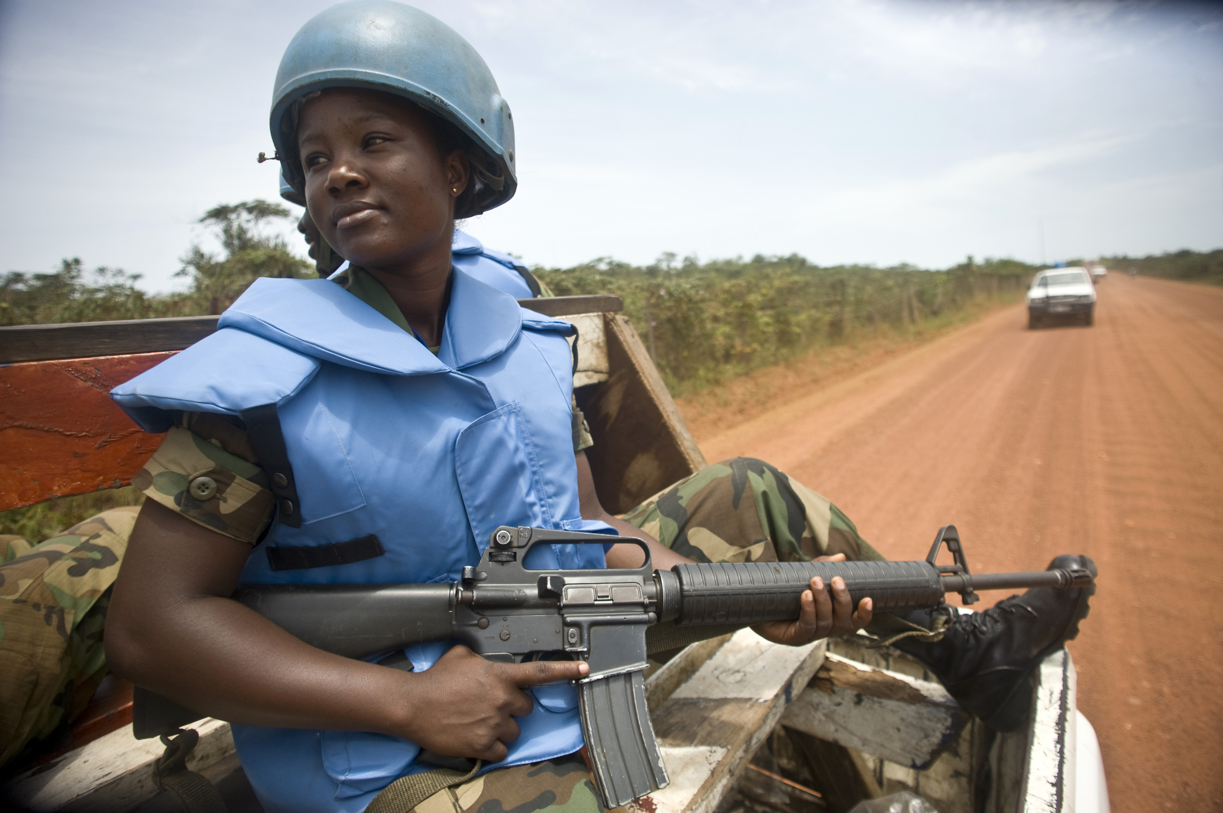 Una de las 41 mujeres miembros que prestan servicios en Ghanbat 10 con la UNMIL en Buchana patrullando por la ciudad portuaria de Buchanan, en Liberia