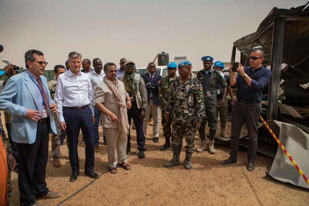 Chief of DPKO, USG Jean-Pierre Lacroix along with MINUSMA SRSG, Mahamat Saleh Annadif, visit UN troops and staff in Timbuktu.