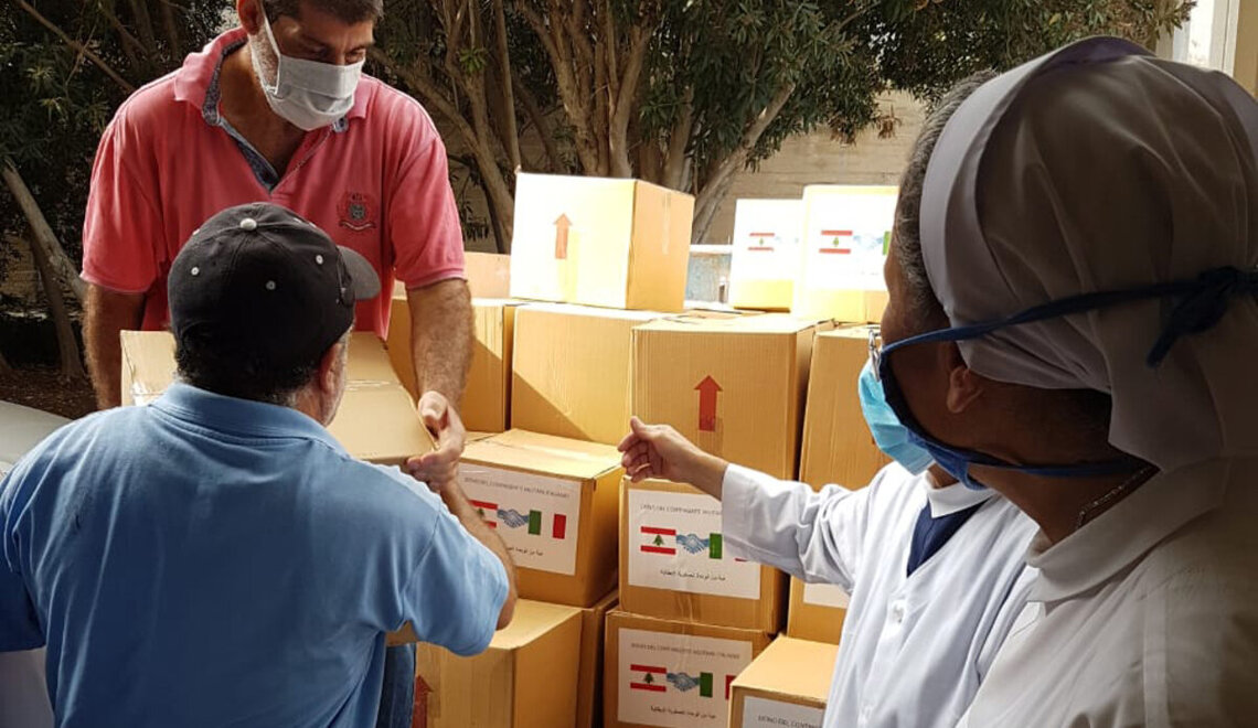 Italian peacekeepers distribute food packages to needy families ...