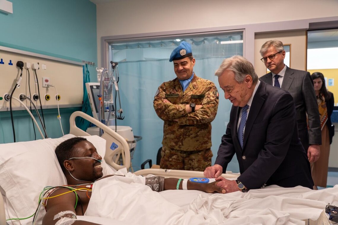 António Guterres visits a Ghanaian peacekeeper laying in hospital bed