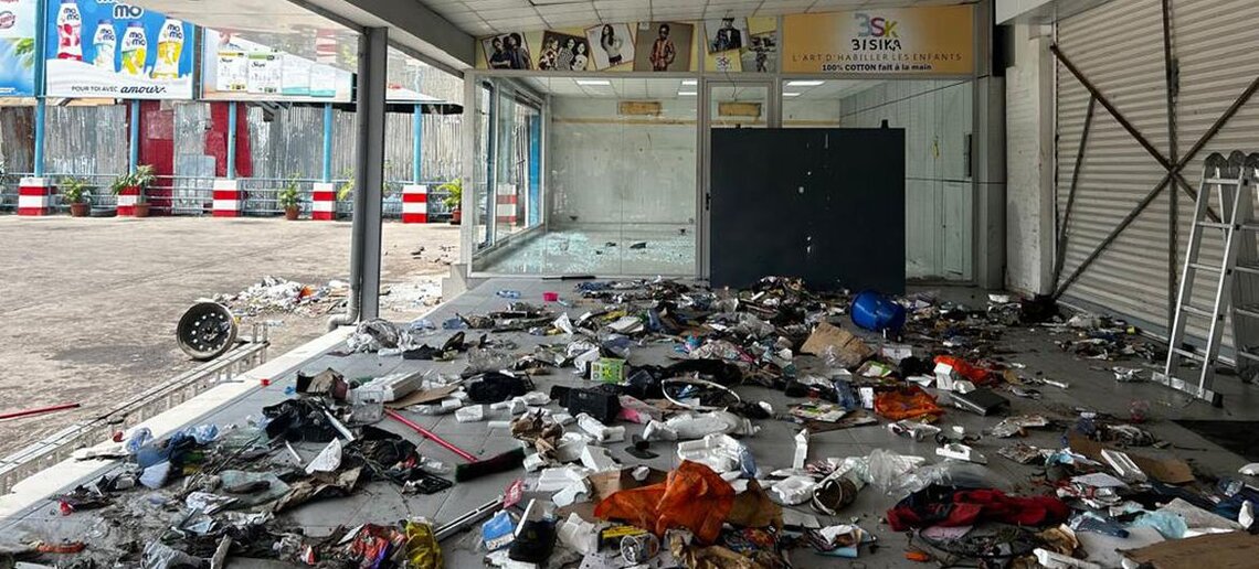 Un supermarché de la capitale congolaise, Kinshasa, a été pillé à la suite de manifestations contre les événements qui se déroulent dans l'est du pays.