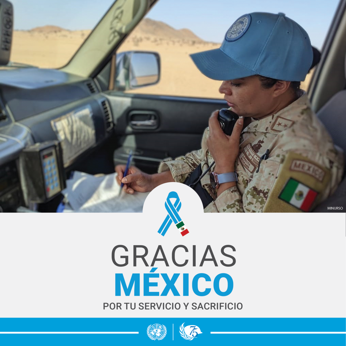 Tarjeta "Gracias, México, por tu servicio y sacrificio" con una casco azul sentada en el interior de un coche hablando por un transmisor y tomando notas. 