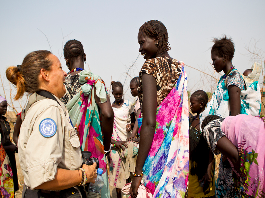  A female peacekeeper is communicating with local women.