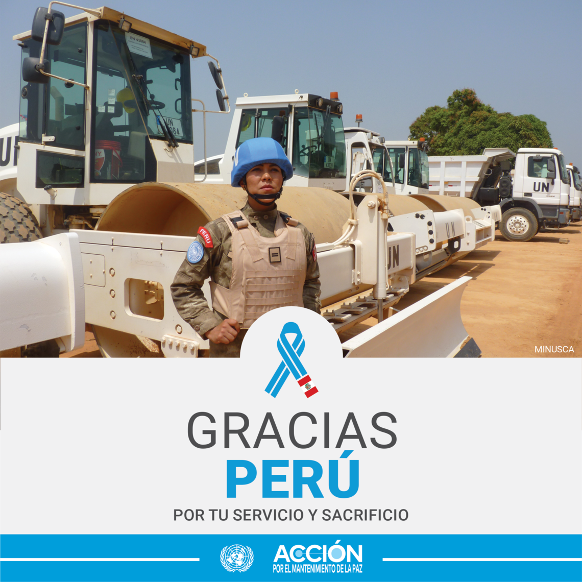 Tarjeta "Gracias, Perú, por tu servicio y sacrificio" con una imagen de una casco azul con tractores y otros vehículos de fondo. 