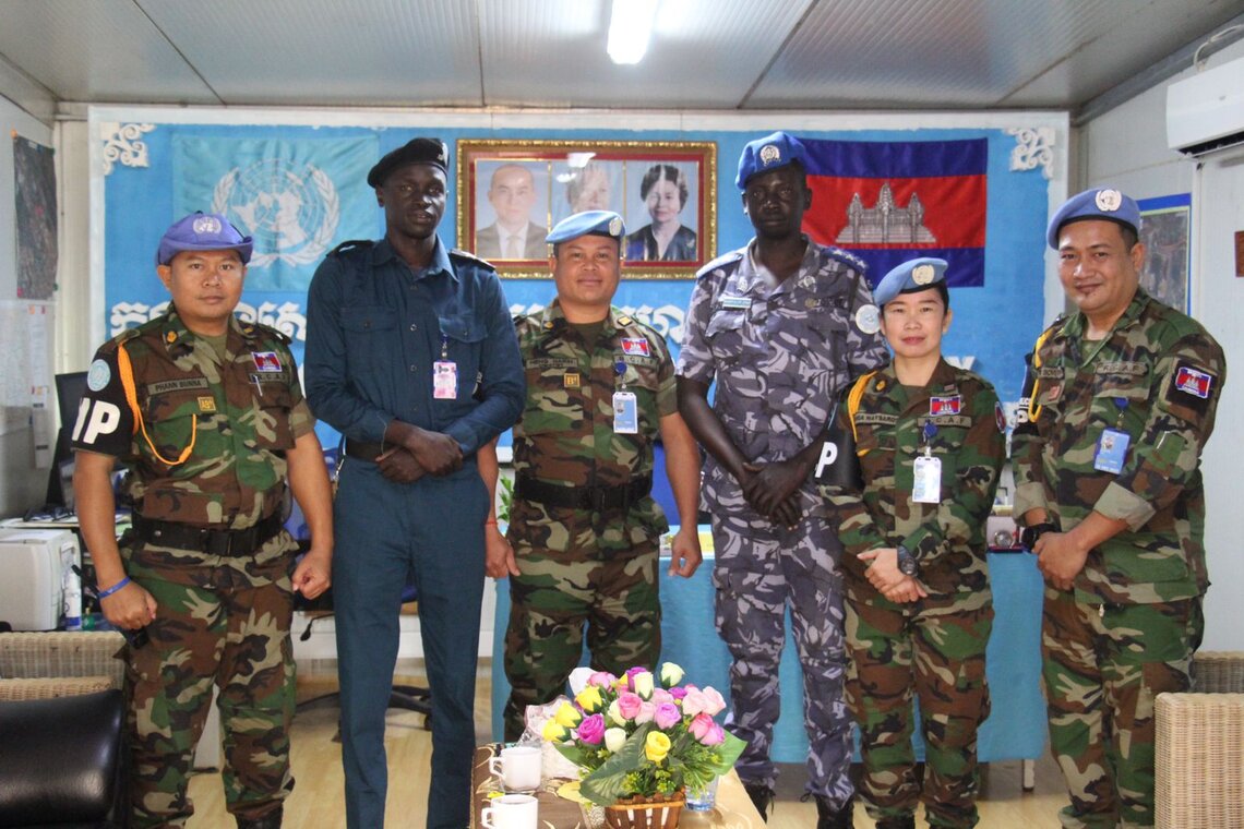 谢•梅萨罗斯中校在南苏丹朱巴参加仪仗队检阅。图片/南苏丹特派团
