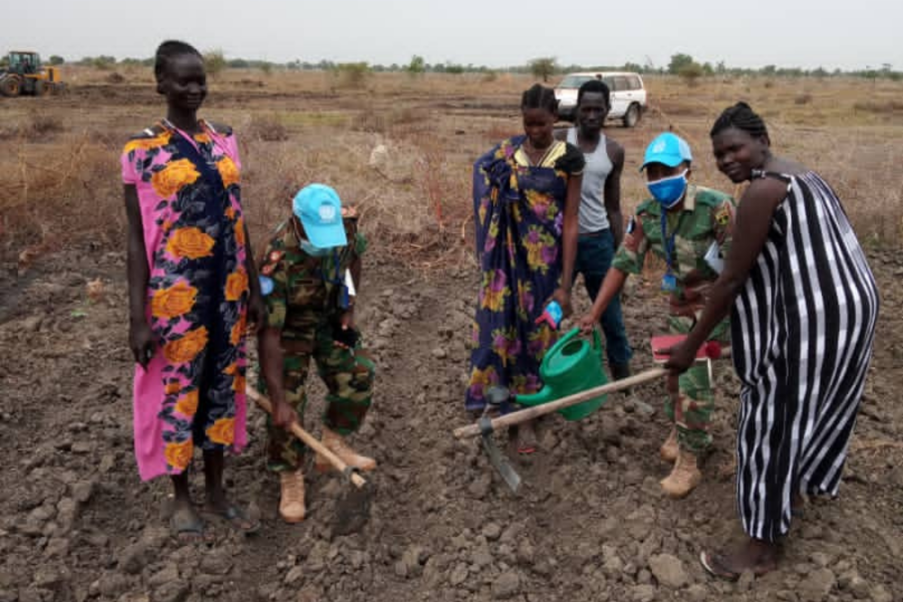扎拉雷少校在巡逻中，她鼓励当地妇女和男性进行耕作。（图片/南苏丹特派团）