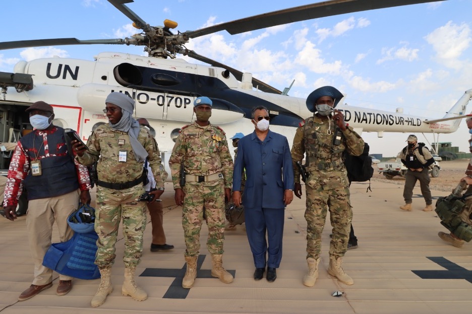 El capitán Abdelrazakh Hamit Bahar (extremo derecho) y el teniente coronel Chahata Ali Mahamat (izquierda) dan la bienvenida al exSRSG de la MINUSMA, Mahamat Saleh Annadif, en su gira de despedida en Malí en 2021. Foto ONU/MINUSMAC