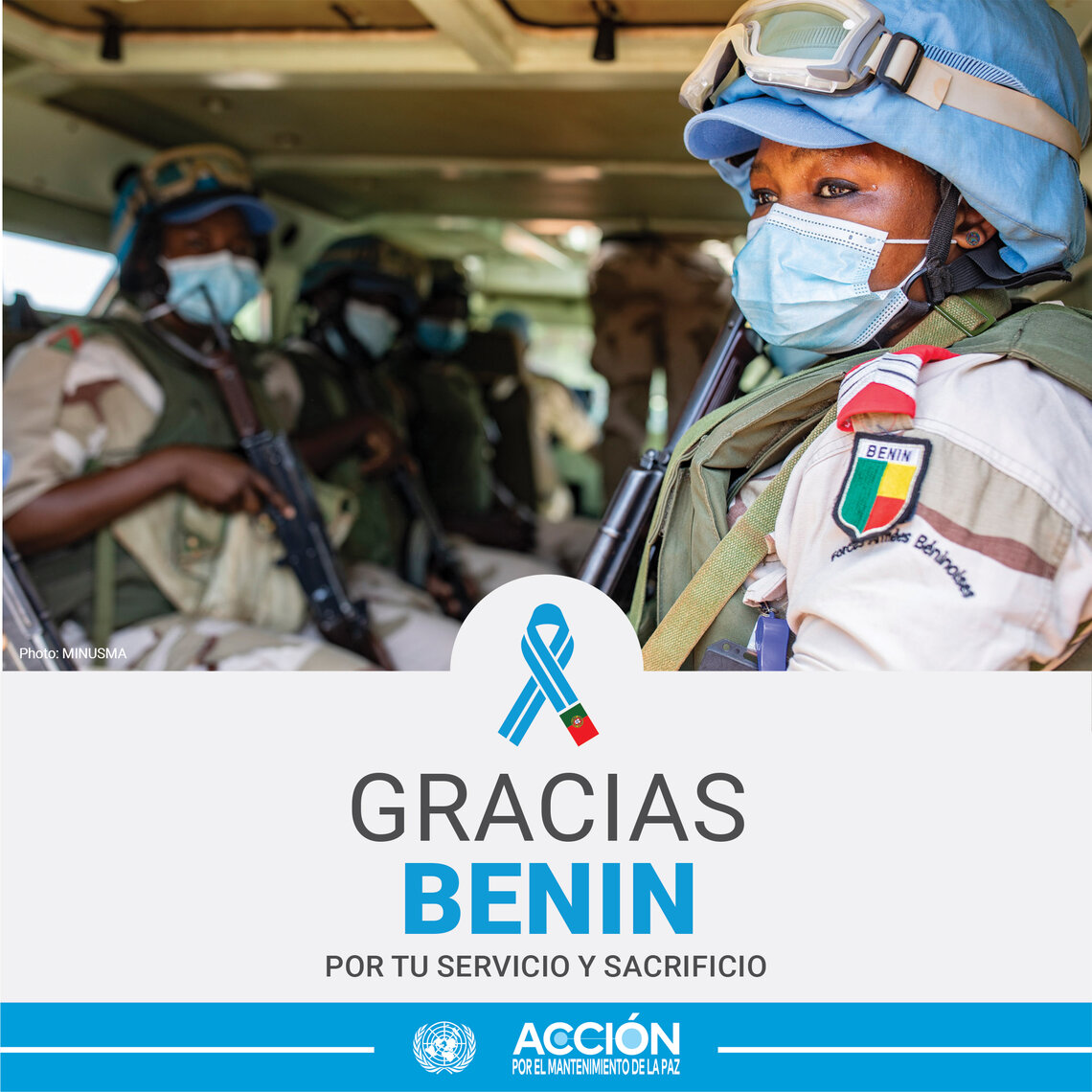 Tarjeta de una casco azul de Benin con otros compañeros y el texto: Gracias, Benin, por tu servicio y sacrificio.