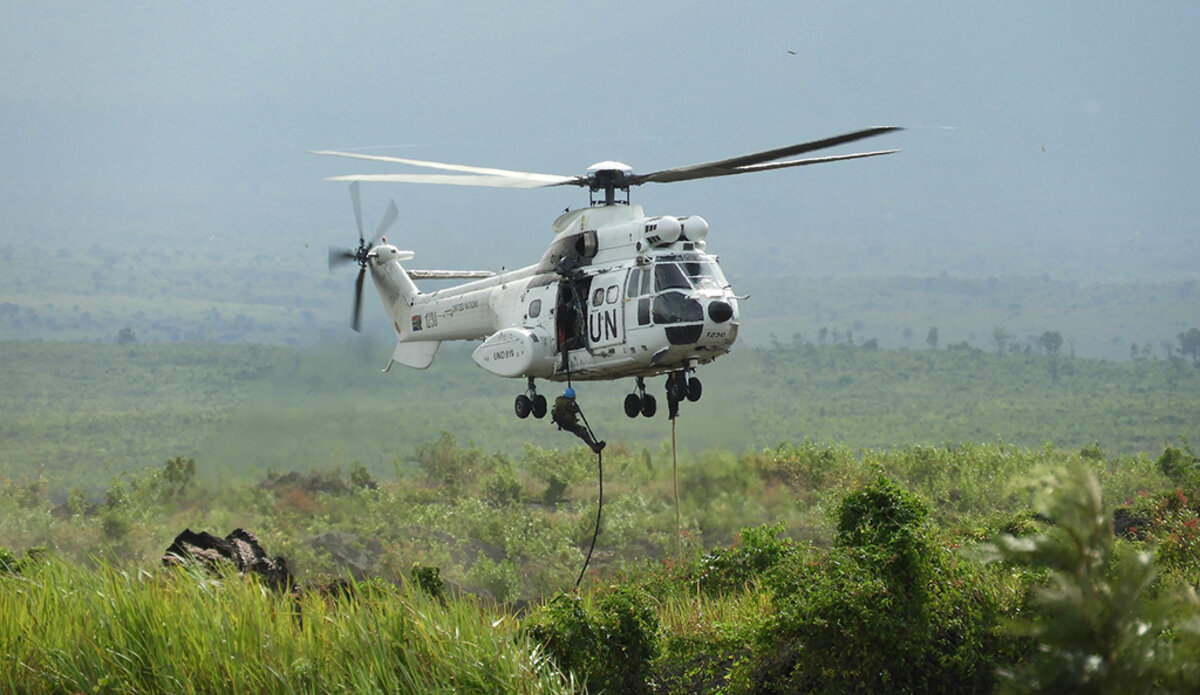 القوات الخاصة التابعة لبعثة منظمة الأمم المتحدة لتحقيق الاستقرار في جمهورية الكونغو الديمقراطية تجري تدريبا على الشد السريع لعمليات الطائرات في المستقبل. 