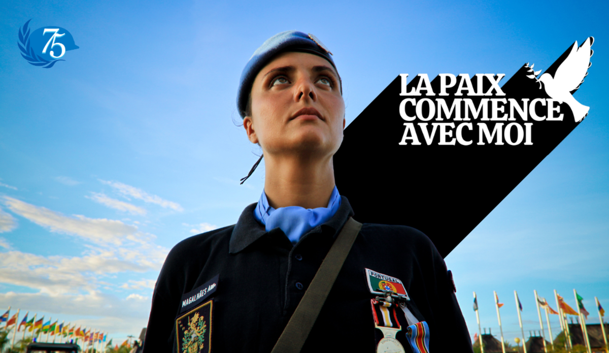 Une militaire portant un béret bleu, à côté du slogan "La paix commence avec moi"