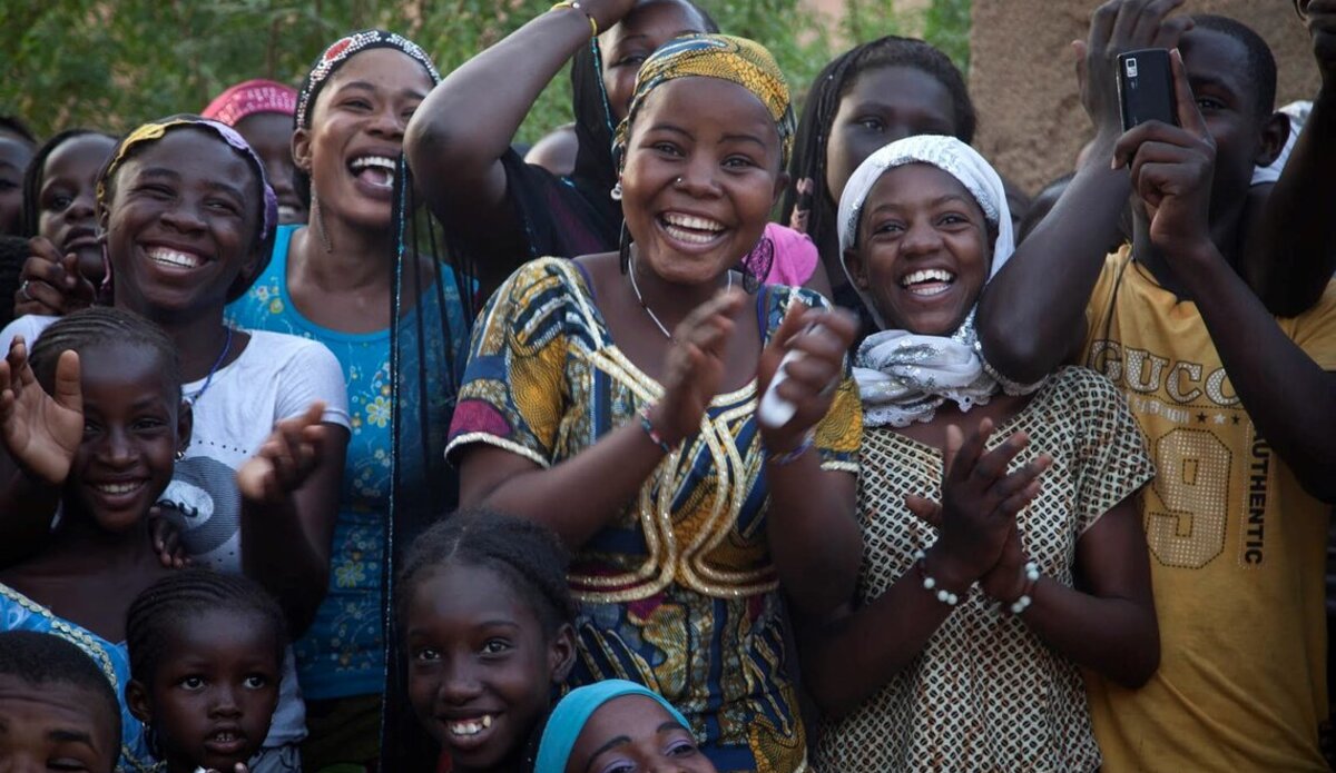 Grupo de jóvenes riendo y aplaudiendo. Foto: MINUSMA/Marco Dormino