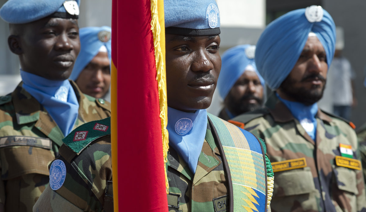 Casques bleus de la FINUL à la cérémonie de commémoration de la Journée internationale des Casques bleus au quartier général de la FINUL à Naquora, au Sud-Liban.