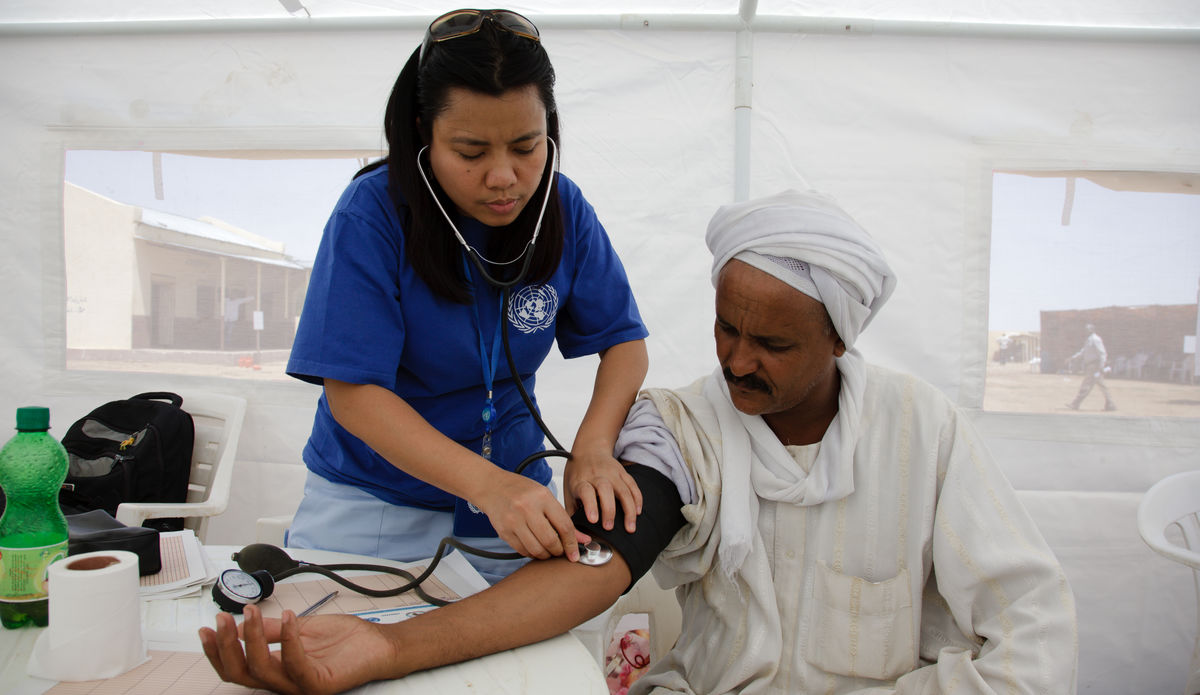 Un médecin examine un ancien combattant