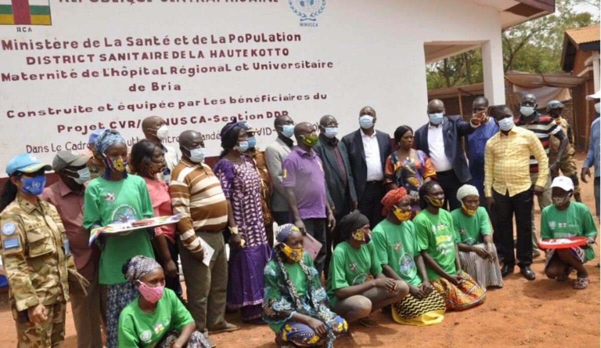 Pour soutenir le renforcement de la communauté et améliorer l'accès aux services, les résidents locaux ont participé à la construction d'une maternité à Bria, dans le cadre d'un projet de réduction de la violence communautaire mis en œuvre par la mission de maintien de la paix en République centrafricaine, MINUSCA (Photo publiée avec l'aimable autorisation de la section CVR de la MINUSCA)