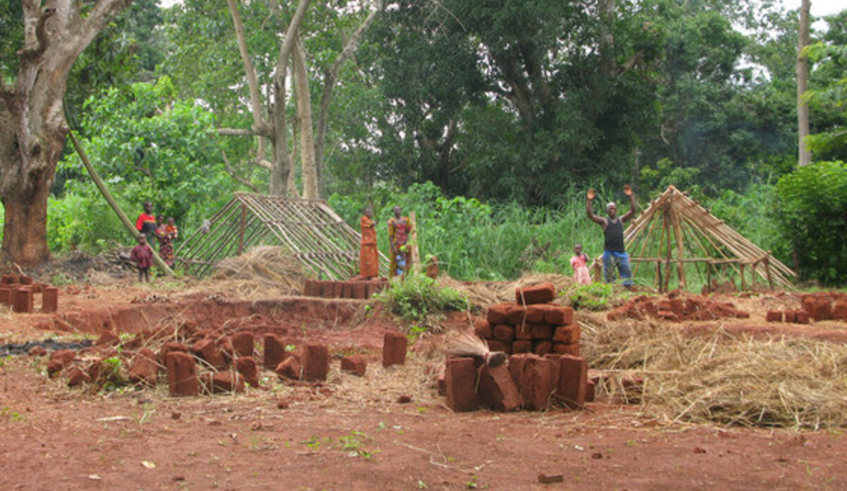 Displaced people set up makeshift shelters at an IDP camp in Haut-Mbomou, Central African Republic