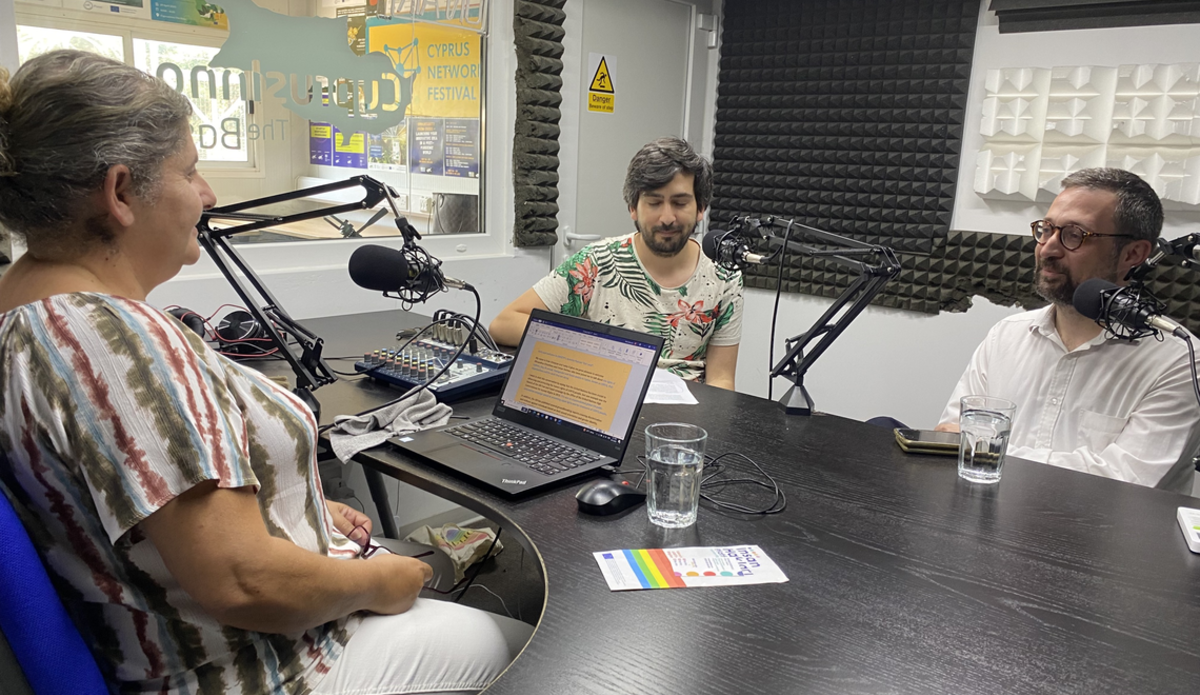 Ersin Öztoycan speaks to guests in the “Out Loud” studio. Photo credit: Thaiza Castilho