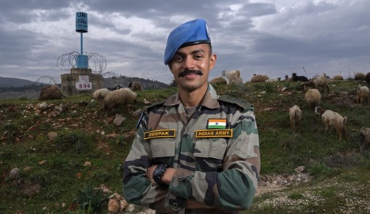 2021年2月4日，迪帕克•库马尔上尉在黎巴嫩东南部瓦扎尼地区进行维和巡逻。(联合国图片/Pasqual Gorriz）