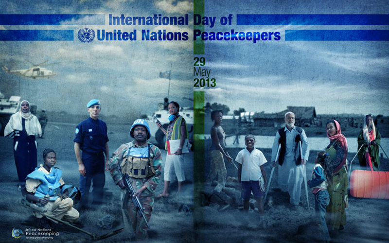 Cartel del Día Internacional del Personal de Paz: «Adaptándose a los nuevos retos»
