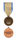 La medalla tiene una banda central muy ancha de color marrón arenoso, que representa el desierto del Sáhara, con dos bandas estrechas del mismo color que la bandera de la ONU a cada lado. El tiempo estipulado como requisito para la obtención de la condecoración es de noventa días.