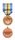 勋章饰带的中间为河沙或米黄色的宽带，象征西奈沙漠，两条深蓝色的线条穿越中间，象征苏伊士运河。饰带两端均有联合国蓝的宽条纹。在特派团服务满90天即有资格获得勋章。