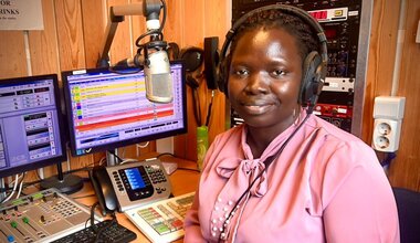 图片：利基索•伊雷娜•拉苏•西尔瓦在米拉亚广播电台的播音室内，摄于南苏丹，2022年5月。（联合国图片/南苏丹特派团）