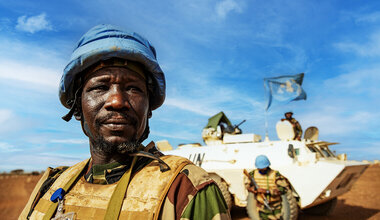 Un Casque bleu de l'ONU avec la mission au Mali, qui s'est terminée en décembre 2023. Photo: MINUSMA/Harandane Dicko