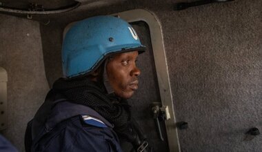 Un Casque bleu de la mission de maintien de la paix de l'ONU en République démocratique du Congo effectue une patrouille conjointe à Goma avec des membres des Forces armées de la RDC en septembre. Photo : MONUSCO 