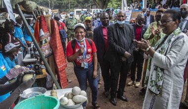  Serefio Valentine Rugwabiza (right) the UN Secretary-General's Special Representative in the Central African Republic meets stall holders in Bossangoa.