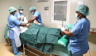Des Casques bleus se préparent à opérer un patient à l’intérieur du module chirurgical mobile léger
