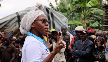 Feminist activist Anny Modi speaks to internally displaced persons at Kanyaruchinya camp in the Democratic Republic of the Congo. Photo by: Alain Wandimoyi/MONUSCO