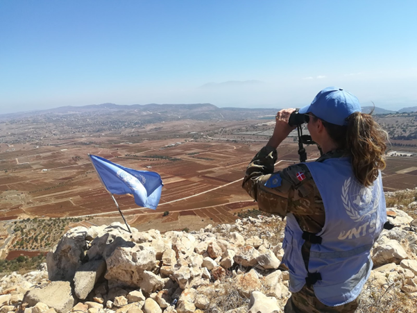 作为观察员部队观察员小组职责的一部分，拉森指挥官参观了被占领的戈兰高地。照片由联合国停战监督组织提供