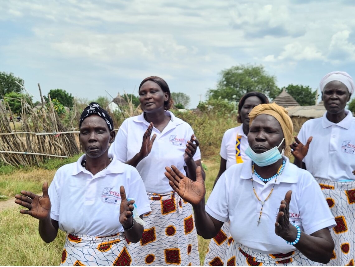 Atoch et des femmes de la communauté locale partageant des danses et des chants lors d'une célébration. Crédit photo : UNISFA