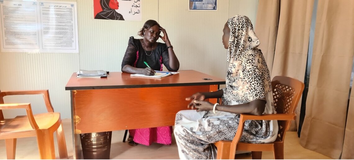 Atoch écoute les victimes au nouveau bureau, où deux lits permettent aux victimes dont la vie est menacée de rester en sécurité si nécessaire. Crédit photo : UNISFA