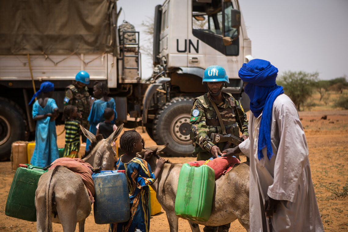 MINUSMA peacekeepers distribute water in Mali. Photo credit: UN Photo/Harandane Dicko